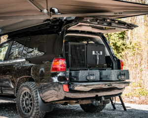 Storage drawers, pull-out fridge and dog cage in the Land Cruiser